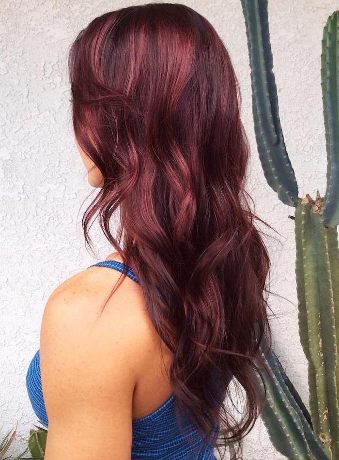 teinture rouge bordeaux, cheveux longs, boucles naturelles, coloration rouge, débardeur bleu, coiffure femme