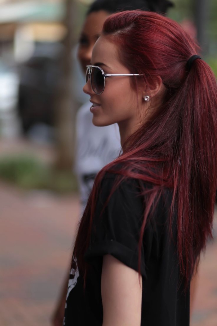 teinture rouge bordeaux, jeune fille, cheveux longs raids, coloration bordeaux, coiffure casual, queue de cheval
