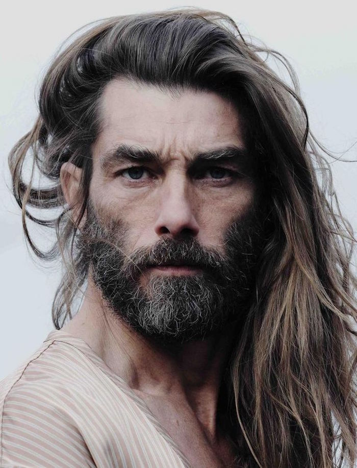 modele cheveux longs homme coiffure longue garcon barbe