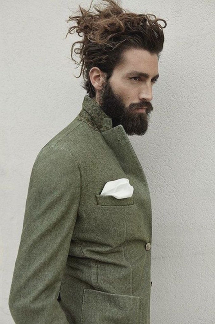 coiffure homme tendance coupe mi long et barbe hipster