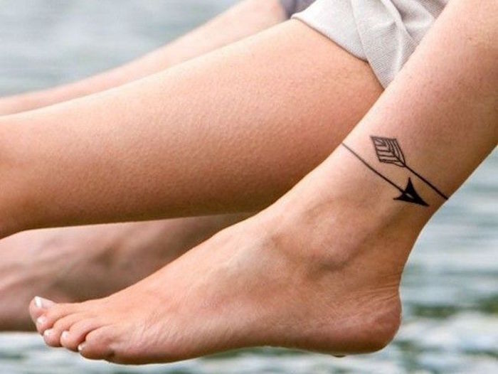 idée pour tatouage cheville femme entourant style bracelet tattoo flèche sur pied