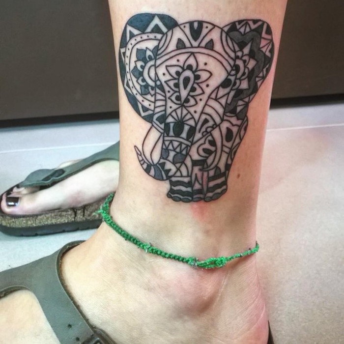 tatouage a la cheville elephant indien style mandala sur le tibia