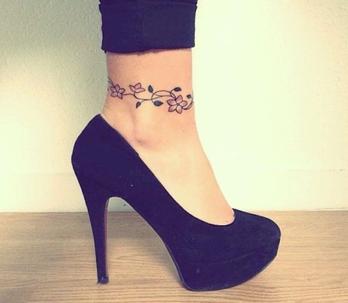 dessin bracelet cheville tatouage fleur entourant le pied style bijou