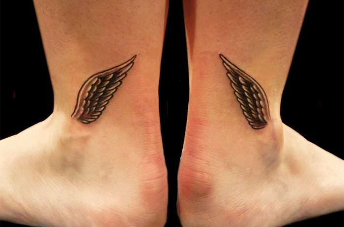 paire ailes symétriques comme tatouage de cheville