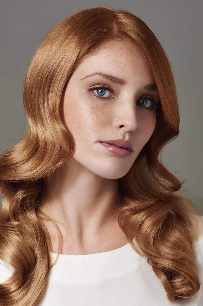 une coiffure avec jolie ondulations qui font ressortir la brillance des cheveux roux vénitien