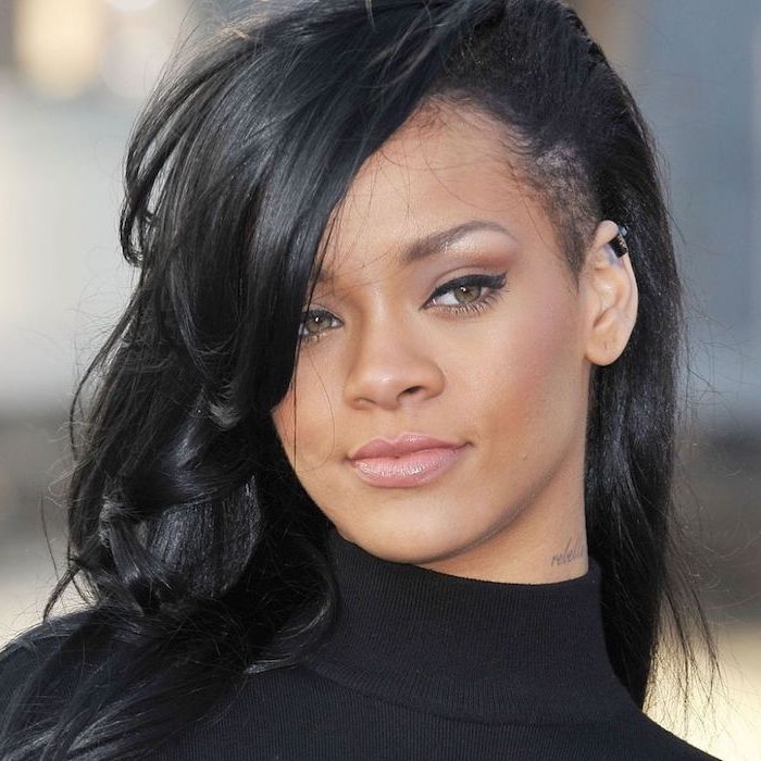 coupe de cheveux mi long, coloration noire, maquillage avec eye liner noir, cheveux bouclés, Rihanna coiffure