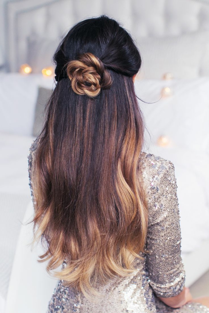 coiffure de femme avec une rose de cheveux derrière