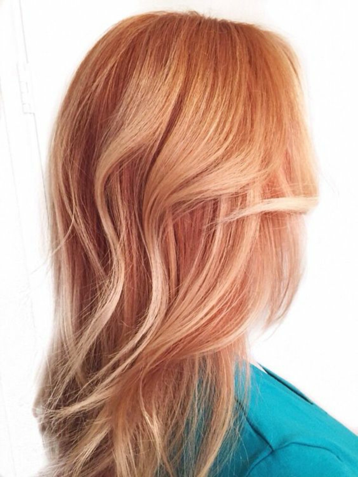 coiffure de femme sur divers niveaux couleur rosée
