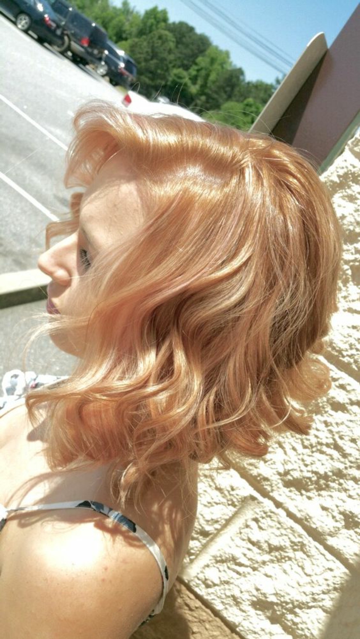 coiffur femme en blond vénitien longueur aux épaules cheveux ondulants