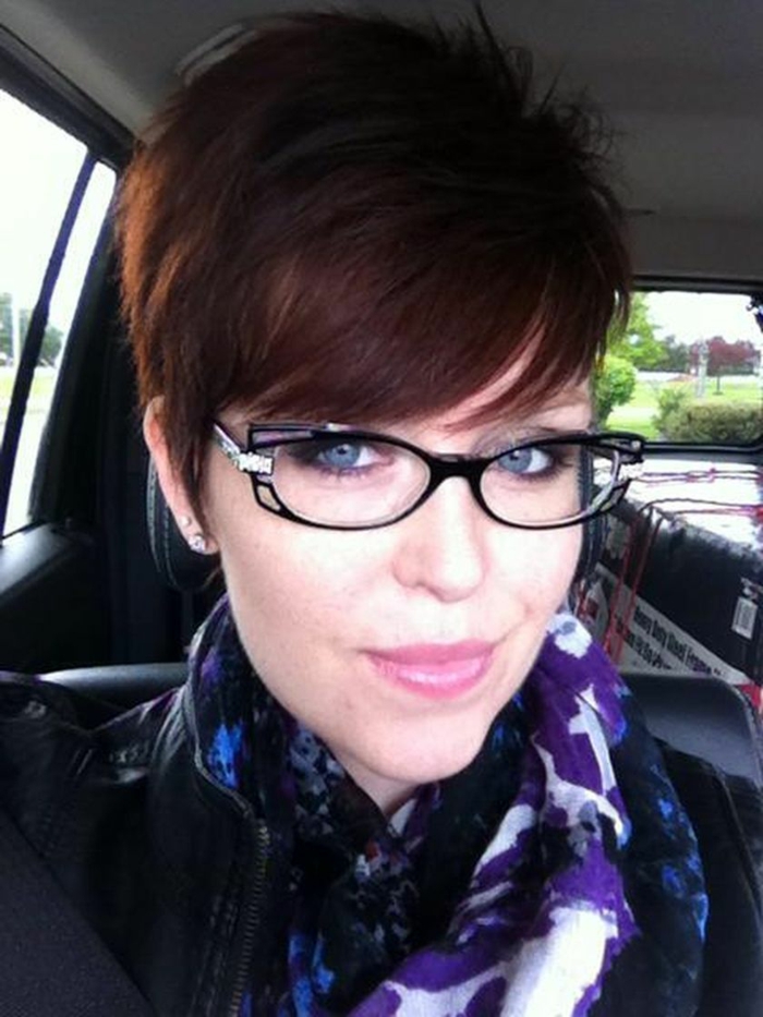 coiffure de femme avec lunettes carré court couleur bourgoundi