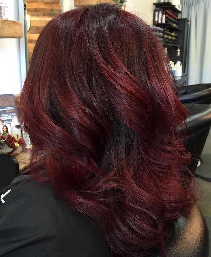 couleur de cheveux rouge, procédure beauté femme, coiffeur professionnel, cheveux mi longs, coloration bordeaux