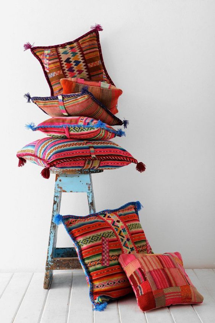 des coussins décoratifs à motifs ethniques pour créer une ambiance bohème chic, comment créer une deco ethnique