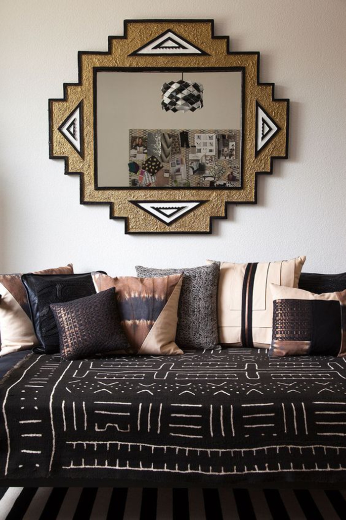 joli miroir à cadre original à motif ethnique, canapé sans dossier décoré de coussins en matière de luxe