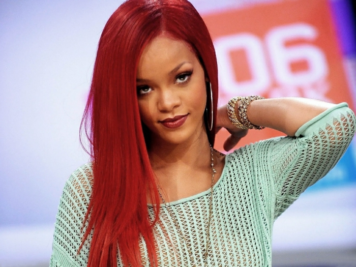 quelle couleur de cheveux choisir, blouse vert, bijoux en cristaux, cheveux longs rouge, Rihanna, coiffure femme
