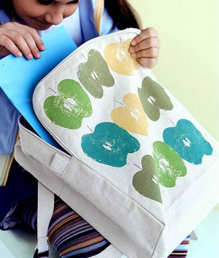 customiser un sac à empreintes pomme multicolores, activités manuelles pour enfants en primaire