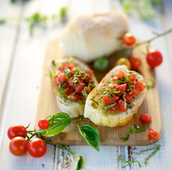 une simple bruschetta aux tomates cerises et basilic, tartine italienne rapide aux ingrédients de saison frais et savoureux 