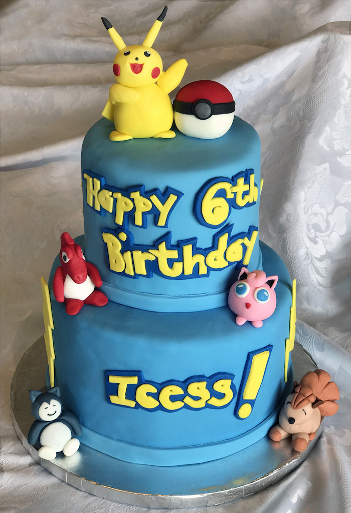 decoration gateau pokemon, gâteau en couches, pâte d'amande bleu, figurine pikachu, plateau tournant, pikachu mignon