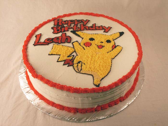 decoration gateau pokemon, génoise au vanille, crème blanche, dessin pikachu, gâteau d anniversaire, pikachu mignon