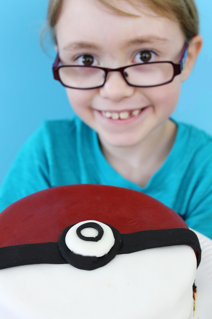 anniversaire theme pokemon, surprise enfant, pokéball gâteau, pâte d'amande pour décoration, enfant, t-shirt bleu