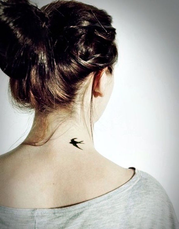 tatouages discrets femme tattoo coup tatouage oiseau nuque hirondelle cou