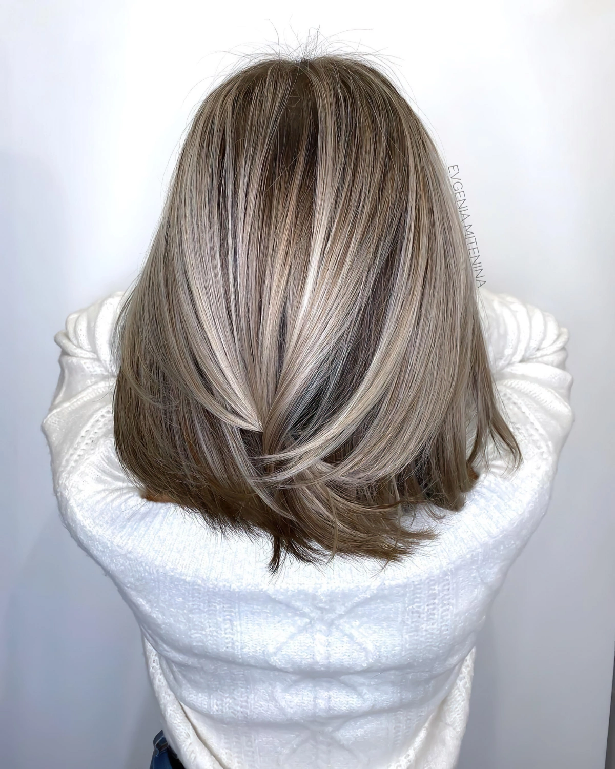 couleur cheveux balayage gris lisses couches coupe epaules