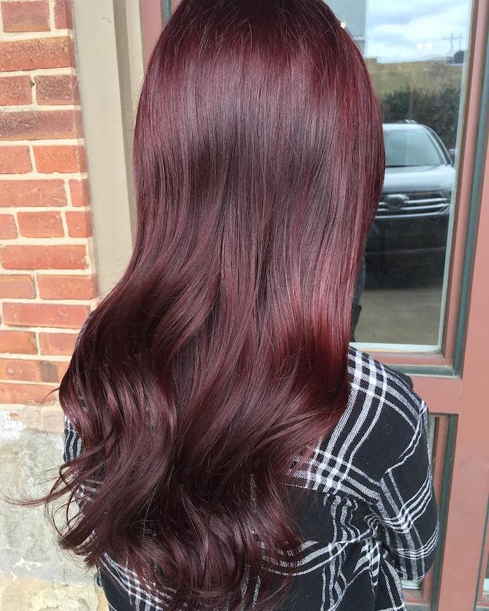 cheveux bordeau, coiffure femme, cheveux bouclés sur les extrémités, coloration bordeaux, rouge foncée