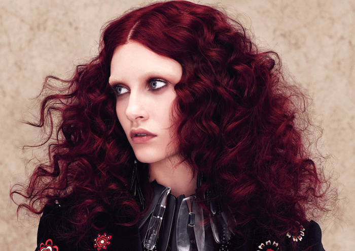 cheveux rouge foncé, yeux gris, rouge à lèvres nude, cheveux frisés, coloration bordeaux, collier métallique