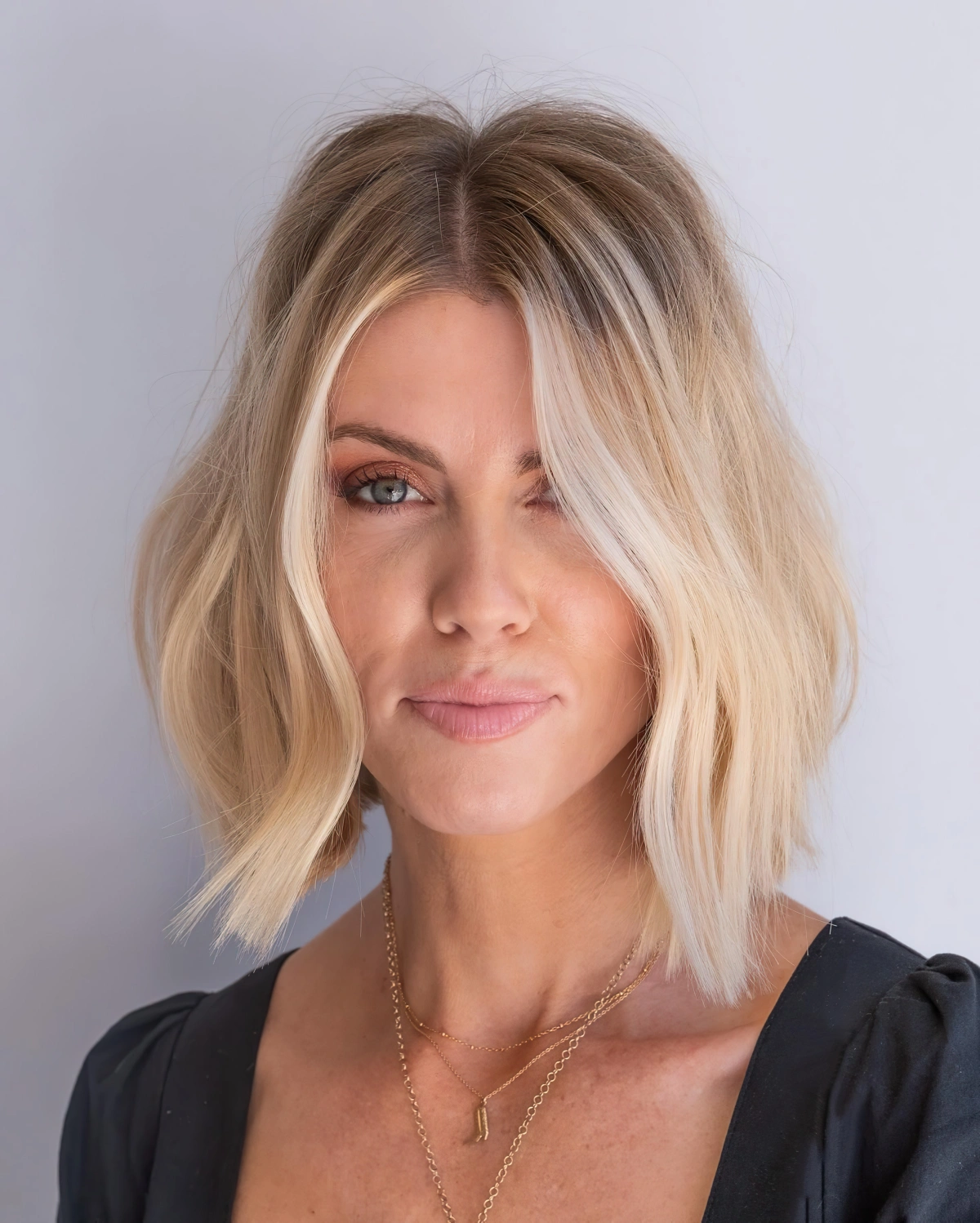 coupe carre mi long coloration ombre racines chatain clair pointes blonde