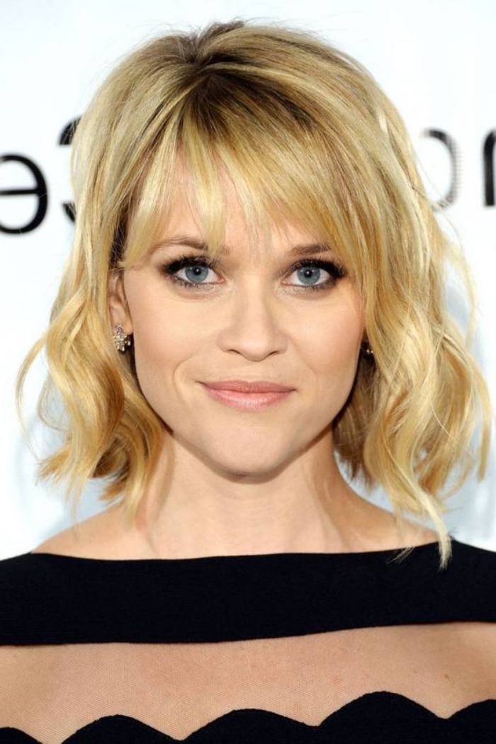 coupe carré plongeant, Reese Witherspoon, frange, cheveux blond, ondulations fines, look élégant