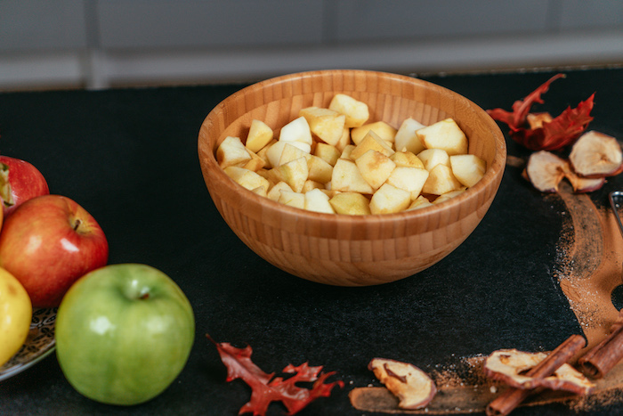 couper les pommes en dés et mettre dans un bol, étape pour faire une tarte aux pommes et épices de noel