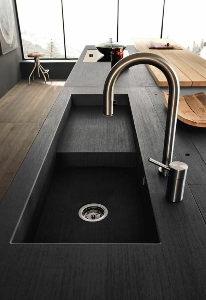 cuisine noire lavabo et plan de travail en noir évier couleur argent accents en PVC imitation bois