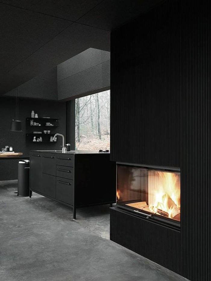cuisine noir avec cheminée ilot en noir espaces de rangement en noir