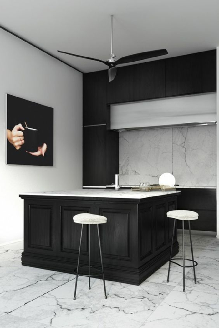 cuisine noire et blanc bien structurée avec ilot et un grand panneau decoratif en noir 