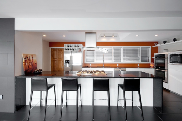 une cuisine en gris et blanc au design contemporain illuminé par la terre de sienne