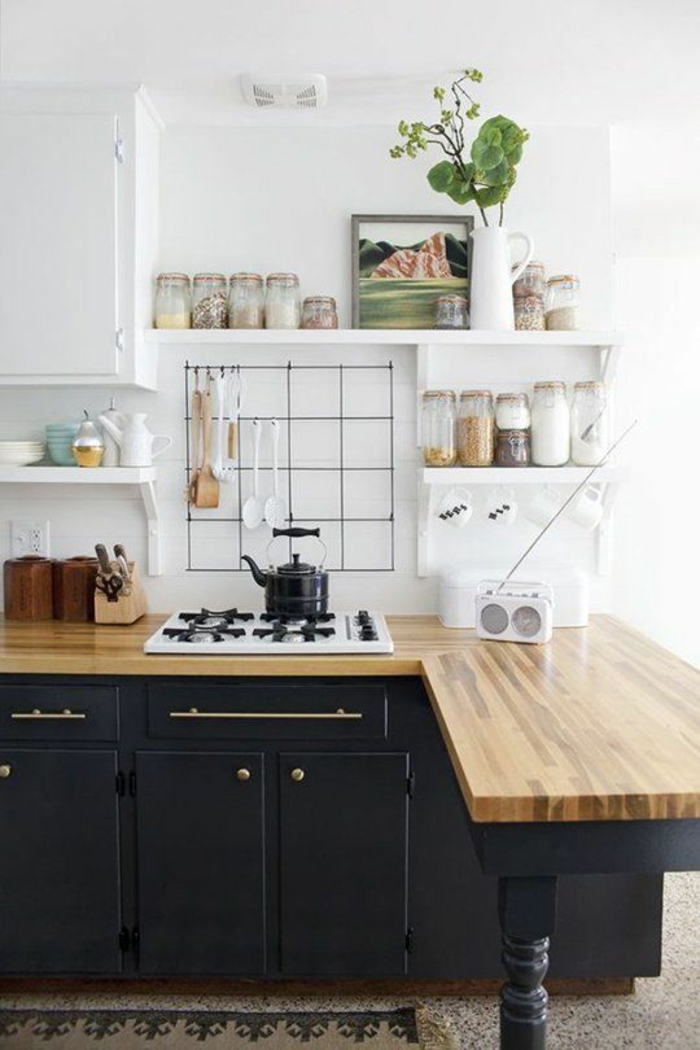 cuisine en noir avec plan de travail imitation bois bicolore avec étagères en blanc