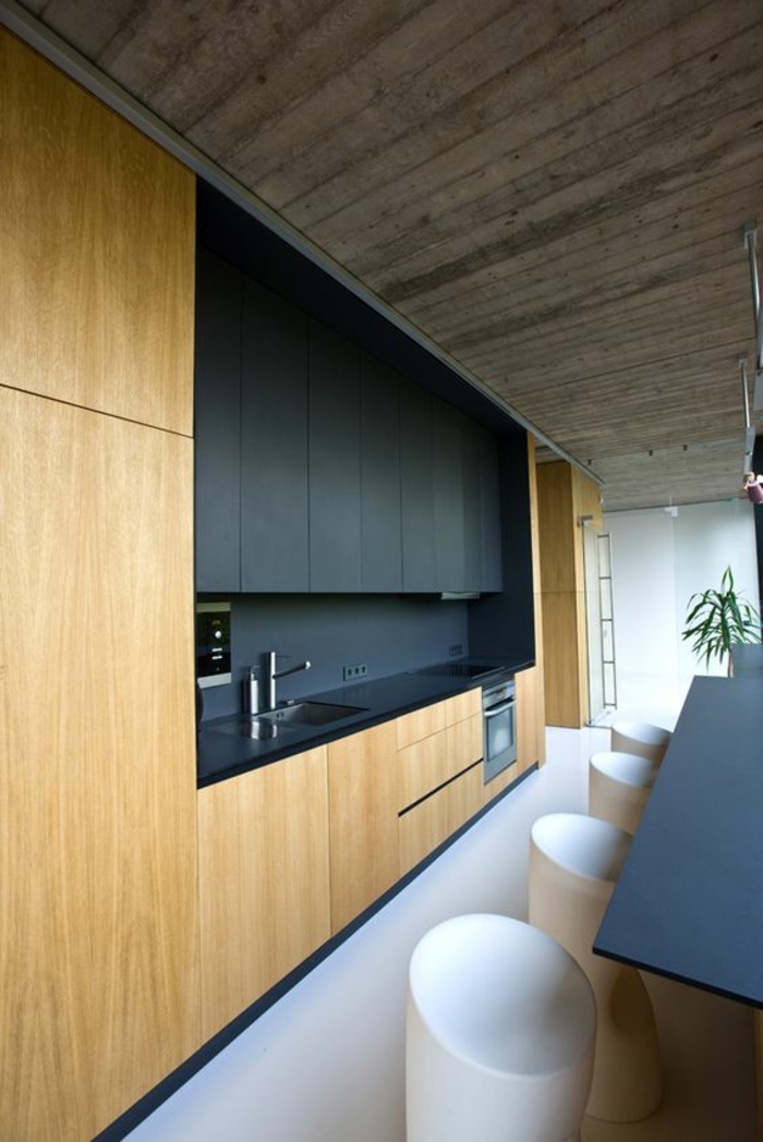 cuisine bois et noir avec plafond couleur taupe et des meubles bicolores noir et matériel PVC imitation bois clair