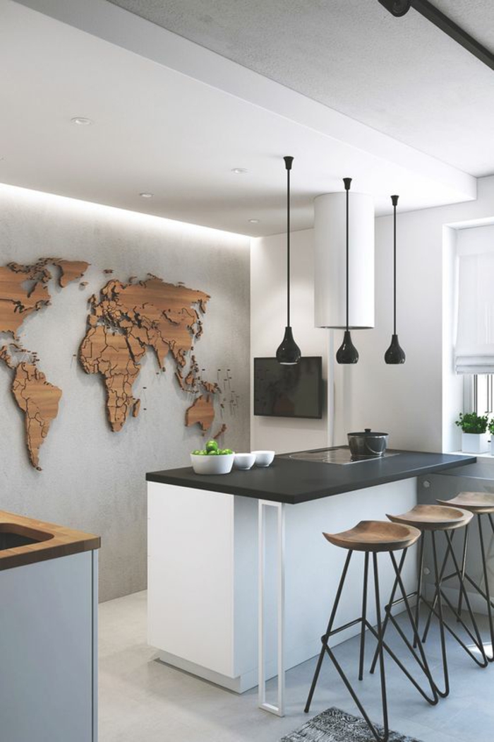 cuisine noir et bois sol et plafond en blanc avec panneau décoratif sur le mur en bois synthétique en forme de carte géographique de l Afrique et de l Amérique 