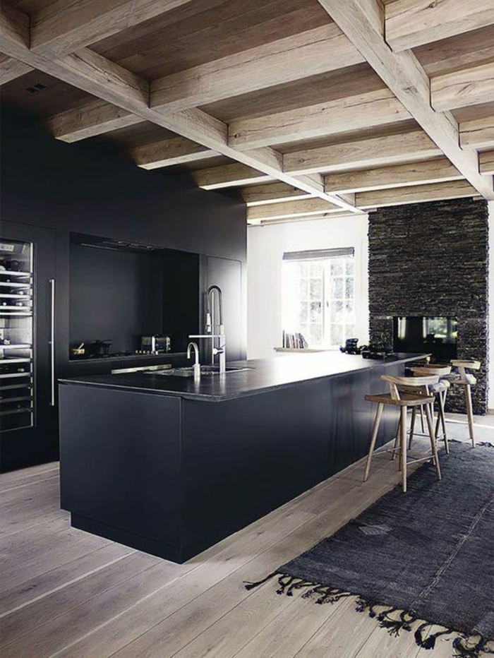 cuisine noir et bois sol et plafond style rustique en bois clair avec tapis rustique en gris foncé