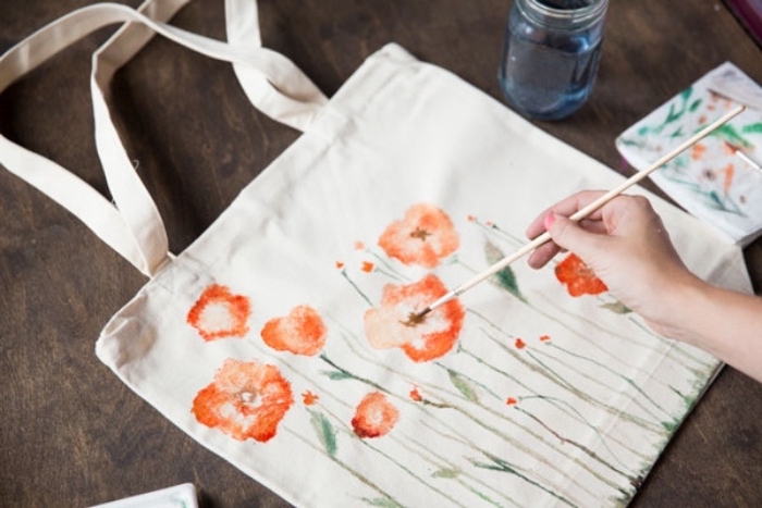 idée comment customiser un sac, peinture sur toile, un paysage champetre, fleurs, activité créative, dessin à main
