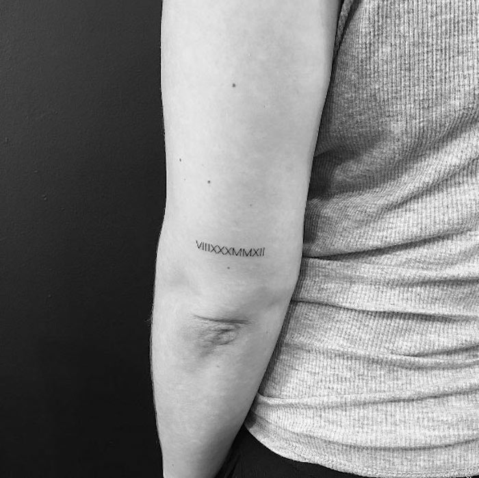 idée petit tatouage chiffre romain bras coude femme