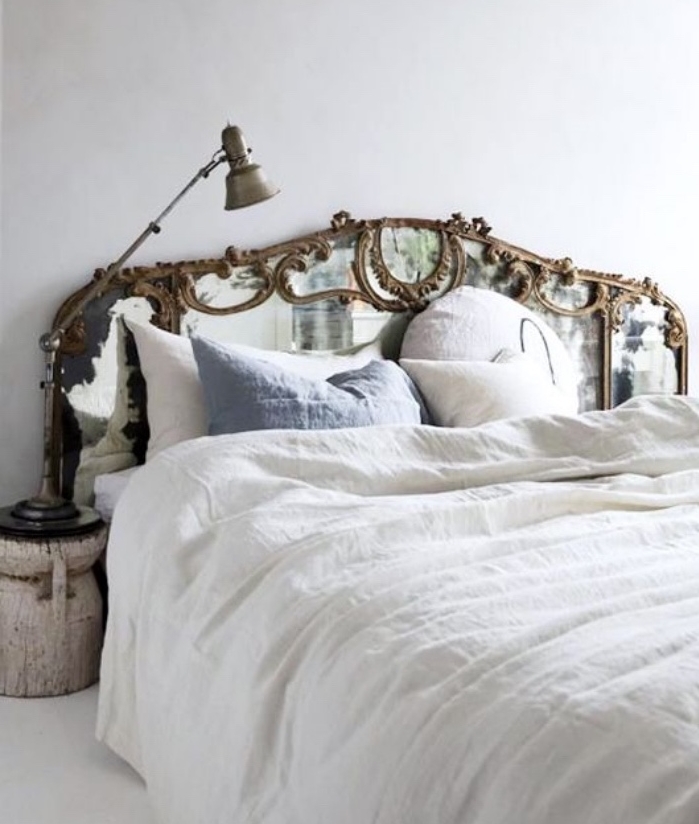 faire une tete de lit soi meme, grand miroir baroque posé derrière le lit, linge blanc, coussin bleu, bricolage facile et rapide