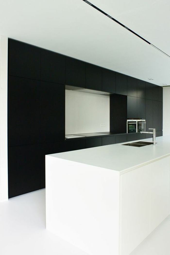 cuisine noire cubique avec des niches totalement bicolore noir et blanc