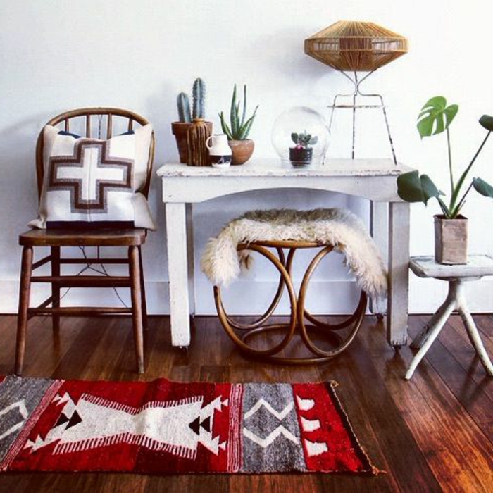 deco ethnique, table blanche de bois, chaise en bois, petit tapis aztèque en rouge et gris