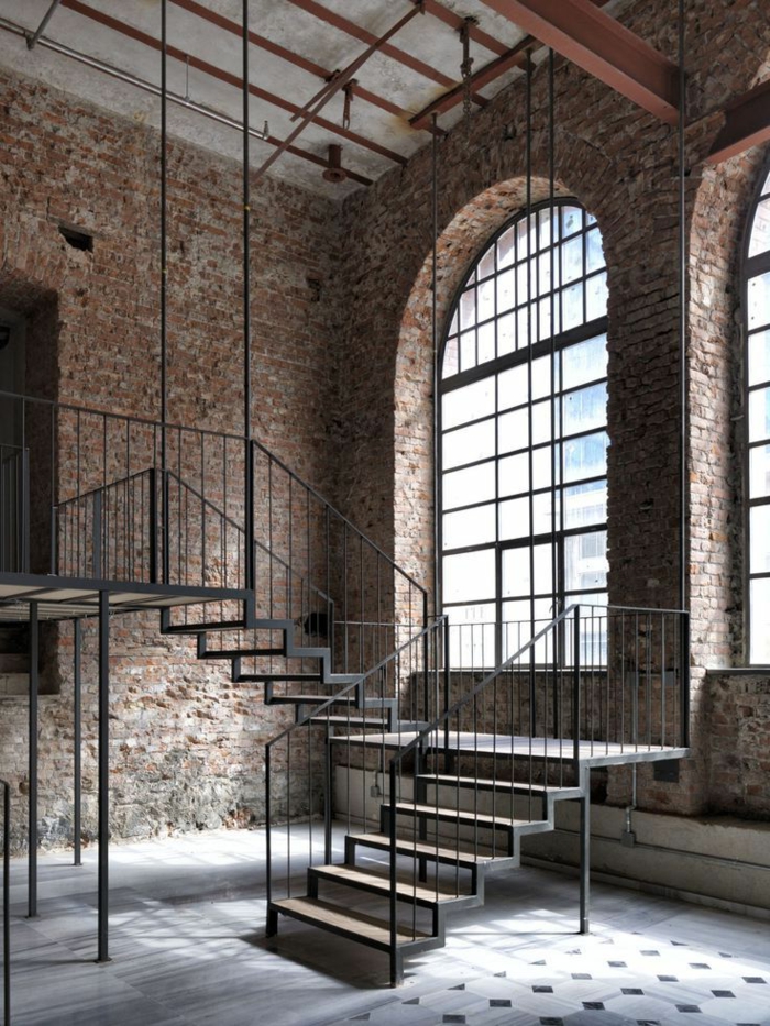 idee deco industrielle, murs en briques, plafond avec poutre, escalier en bois et fer, carrelage blanc et noir, grande fenêtre