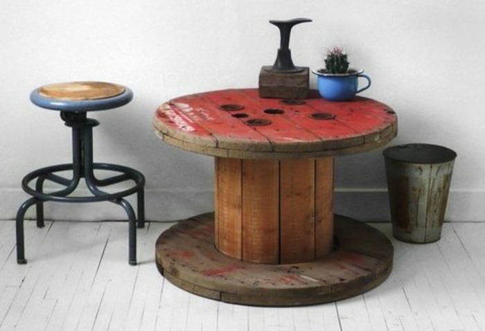 idée deco industrielle, touret bois table style industriel, plateau repeint en rouge, tabouret, parquet blanchi