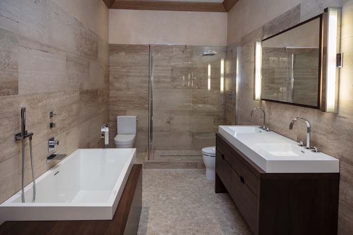 salle de bain moderne, plancher beige, meubles sous vasque en bois, robinet en acier