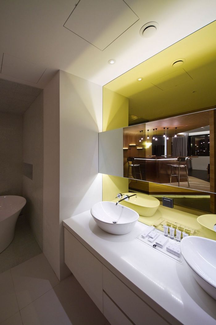 salle de bain design, comptoir de salle de bain, baignoire blanche, miroir rectangulaire