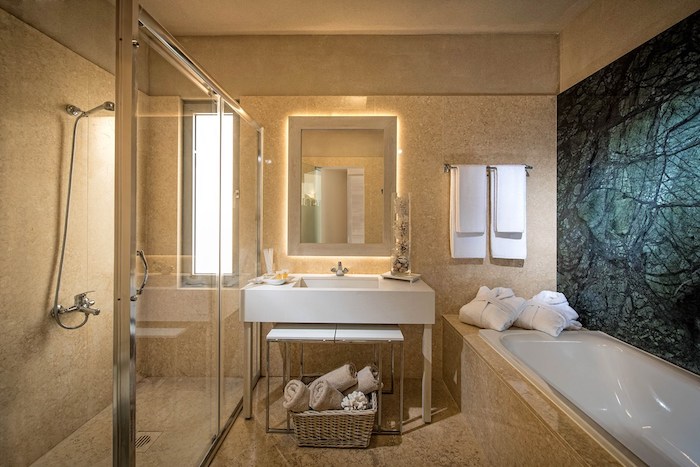 salle de bain moderne, couleurs neutres, serviette beige, porte-serviette métallique, douche italienne