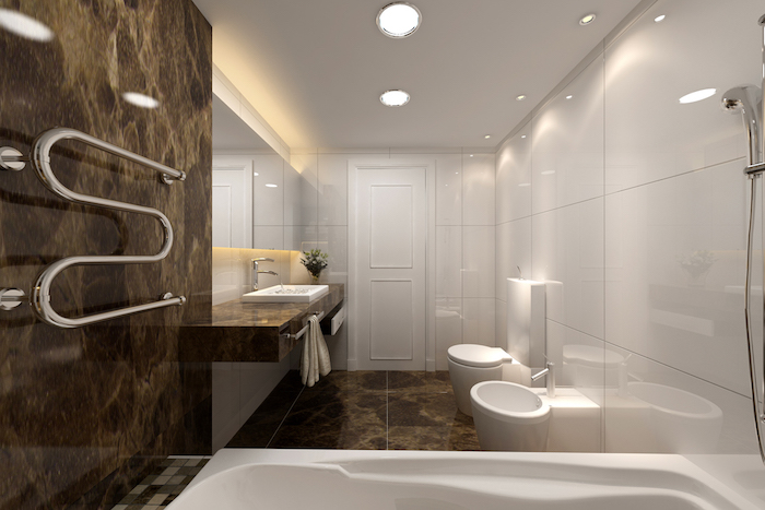 salle de bain moderne, porte-serviette, baignoire blanche, murs blancs, plafond blanc, grand miroir