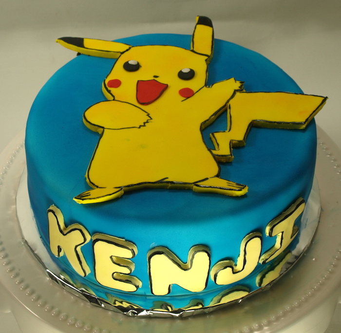 pikachu mignon, décoration en pâte d'amande bleu, lettres jaunes, figurines pikachu, gateau pokemon